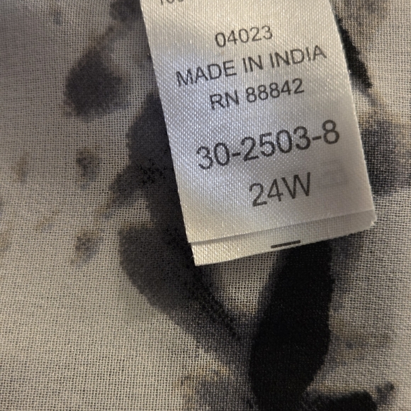 Elegant Floral Women's Blouse - Gray and White - Picture 2 of 8